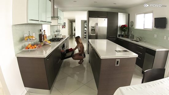 Молодая домохозяйка обслуживает пошлого сожителя ради питательной спермы