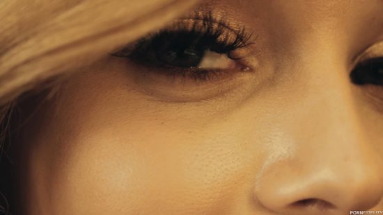 Пошлый любовник мощно кончил в нежную вагину татуированной шлюшки