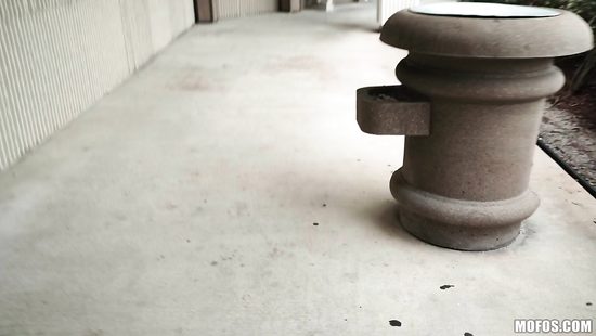 Худенькая девка после траха с пикапером в переулке наглоталась спермы