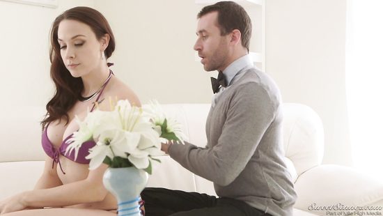 Страстная жёнушка мстит своему мужу изменщику и горячо трахается с другом