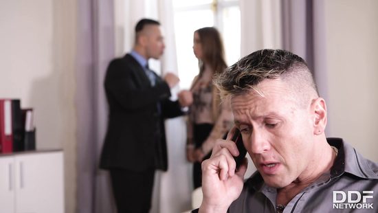 Ради сделки молоденькая риелторша готова и потрахаться с клиентом