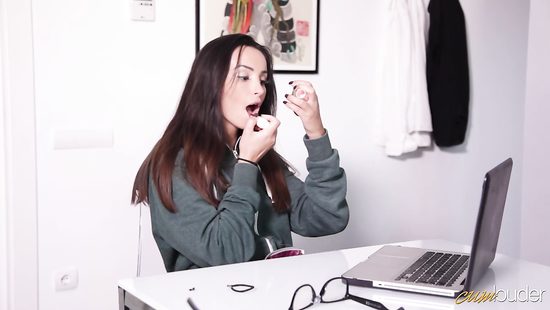 Незаметная мышка превратилась в горячую красотку и получила свой первый оргазм