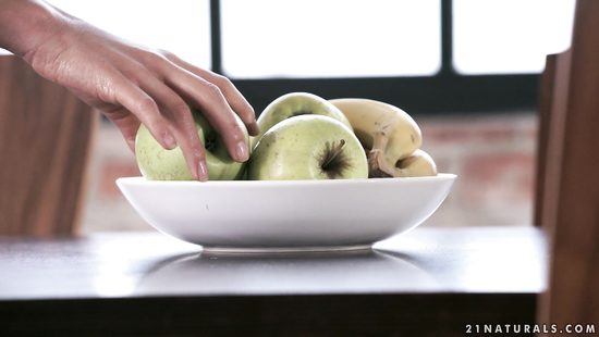 Отлично оттрахал молоденькую на столе после фут-фетиша