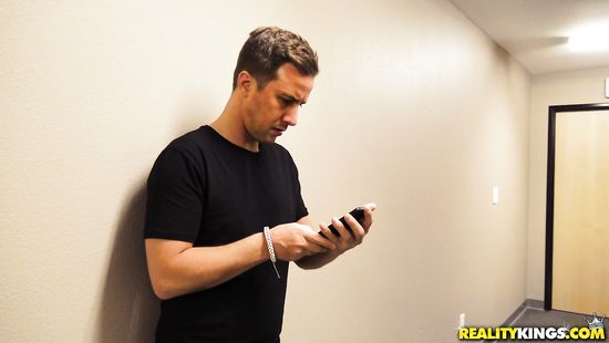 Тёлка под крэком сосет и трахается в общажном туалете