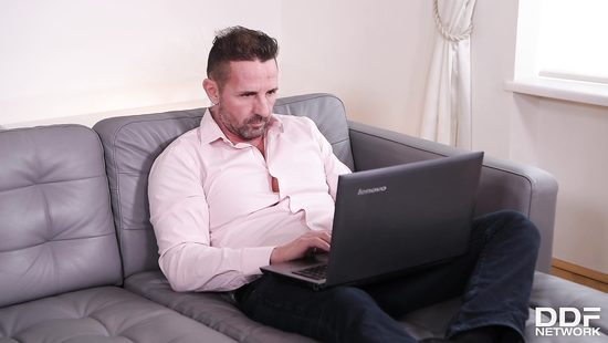 Жаркая жена расслабила своего мужа, сделав ему фут-фетиш