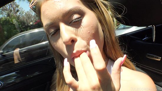 Развратная девица залезла в машину к своему знакомому и сделала ему минет