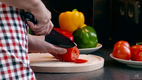 Заботливая домохозяйка приготовила для мужа ужин и себя на десерт