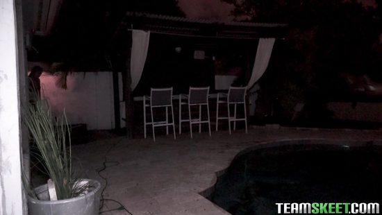 Хозяин дома заставил наглую девушку извиниться перед ним минетом