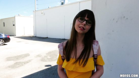 Парень развел красивую девушку на дикий секс в гараже