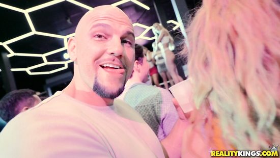 Накаченный парень заплатил сексуальным стриптизершам за глубокий минет