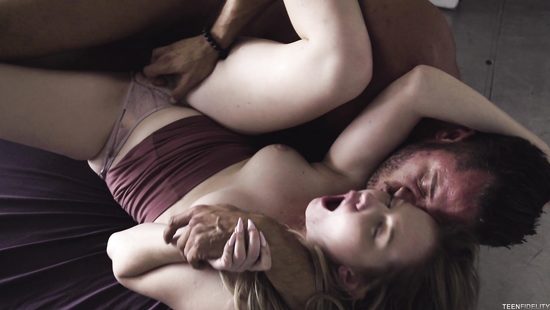 Ненасытная блондинка намекнула водителю трахнуть ее прямо в машине