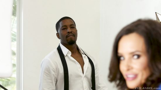 Зрелая леди в нижнем белье на лестнице отдалась темнокожему любовнику