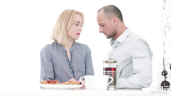 Развел на секс наивную блондинку и вдул ей на кухне в узкое очко