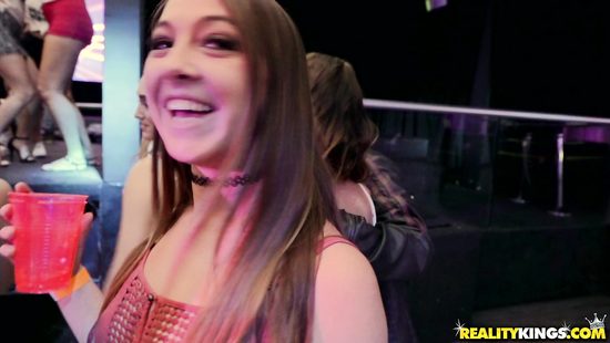 Вечеринка в клубе закончилась для брюнетки сексом в общественном туалете