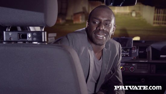 Темнокожий таксист позволил влюбленной парочке заняться сексом в его машине