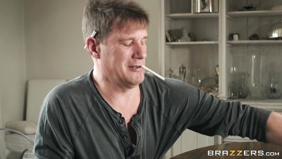 Не довольная жена изменяет мужу с его другом при всех в гостиной