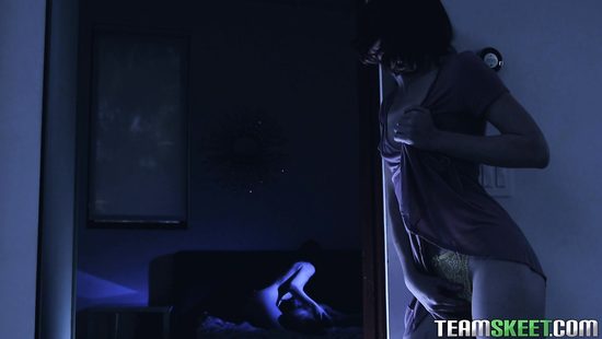 Рыжая шмара увидела секс садовника с сестрой и напросилась на групповуху