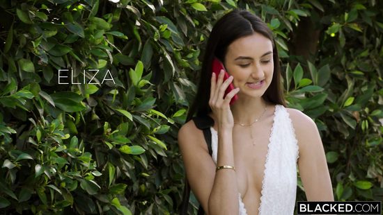 Тонкая брюнетка соблазнила темнокожего любовника своей взрослой подруги