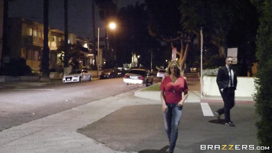 Лежа рядом со спящим мужем, милфа мечтает о сексе с горячим самцом