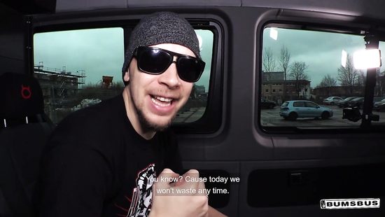 Рок музыкант по дороге на гастроли трахает в бусике фигуристую брюнетку