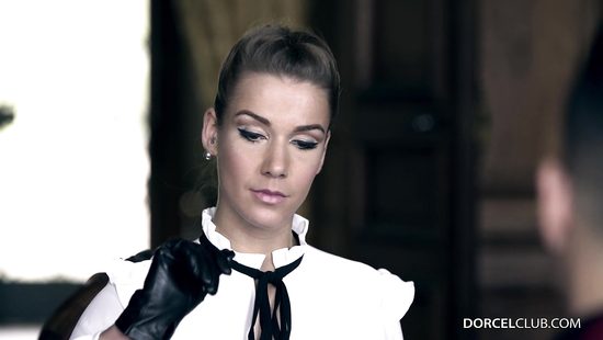 Богатая потаскушка устроила в спальне развратную оргию