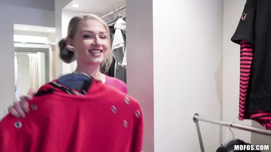 Покупатель развёл на секс за деньги красивую продавщицу в магазине