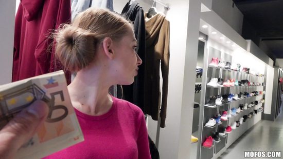 Покупатель развёл на секс за деньги красивую продавщицу в магазине