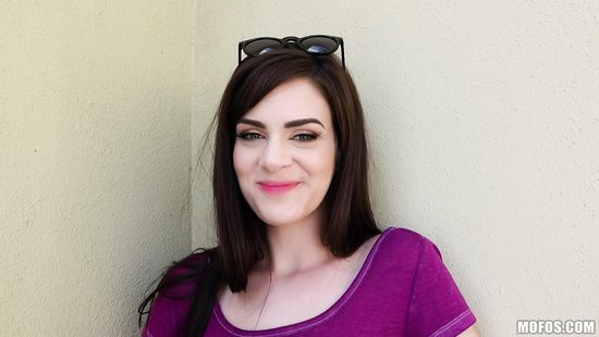 Раскрутил куколку на секс за деньги и поимел ее возле заброшенного склада