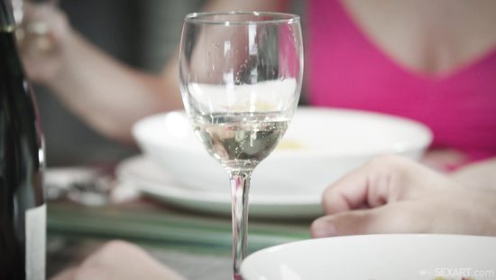 После ужина бородач прямо на столе поимел гостеприимную хозяйку