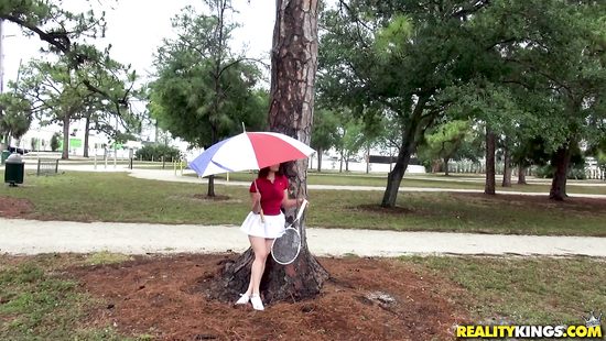 Аппетитная теннисистка искала себе соперника, а нашла секс за деньги