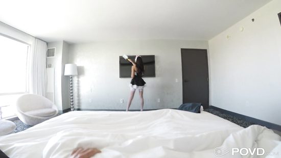 Горничная с наслаждением отдаётся хозяину и делает минет от первого лица