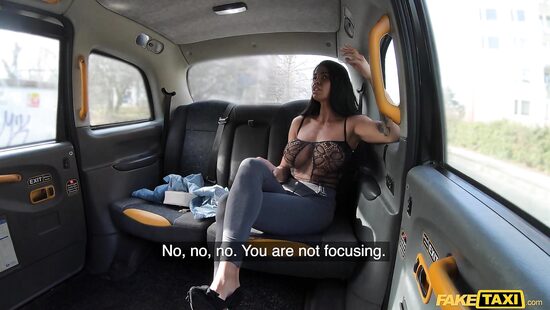 Порно звезды тоже на такси катаются