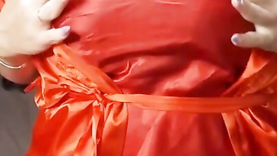 между сисек