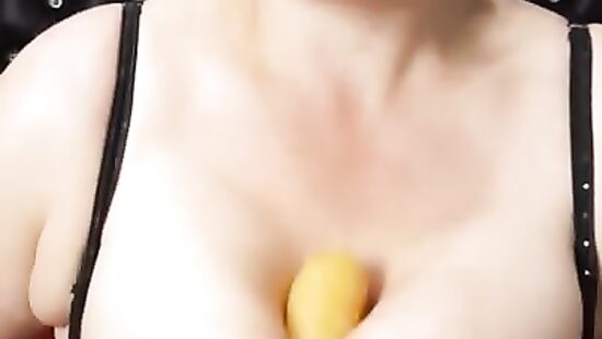 между сисек