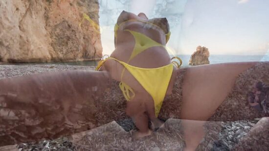 Пустынный пляж толкает к интиму