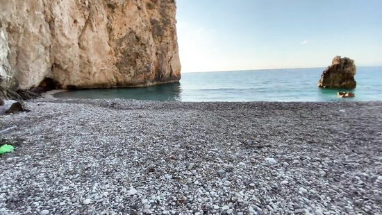 Пустынный пляж толкает к интиму