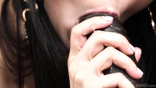 Задница азиаточки готова к поездке в Африку