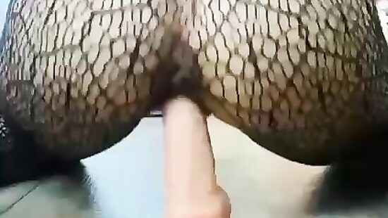 Трахаю себя в киску своей игрушкой