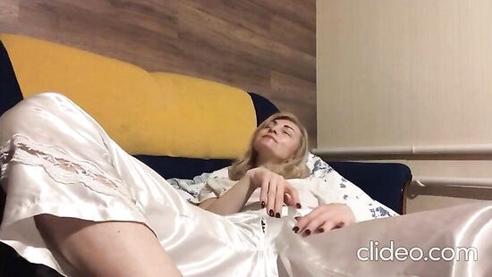 Юля дрочит писю 