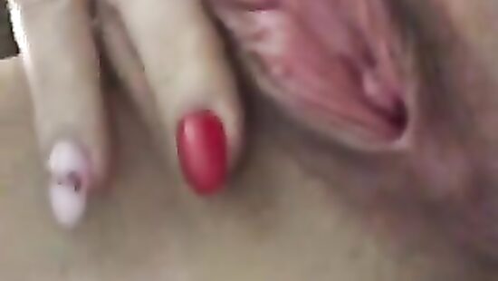 Юля дрочит писю