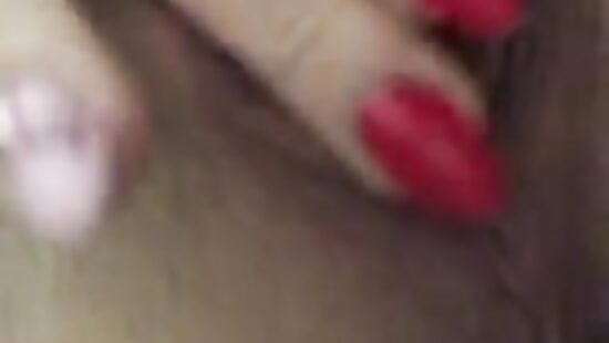 Юля дрочит писю