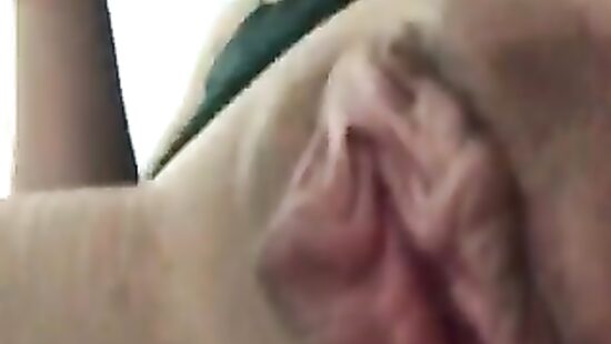 Юля дрочит писю