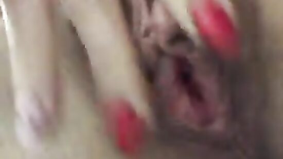 Юля дрочит писю