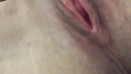 Юля дрочит писю