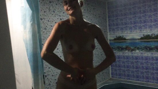 Юля плавает и сосет