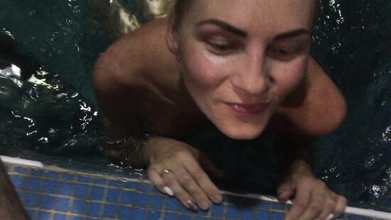 Юля плавает и сосет