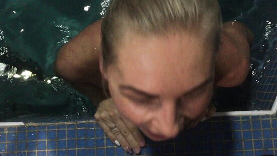 Юля плавает и сосет