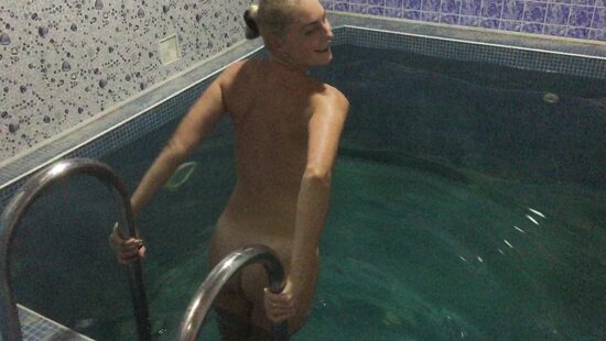 Юля плавает и сосет