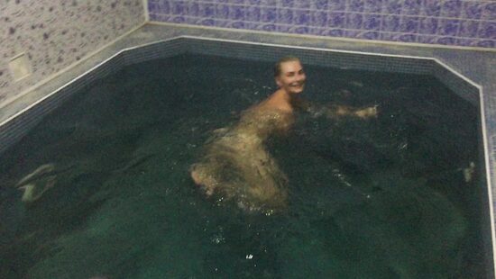 Юля плавает и сосет