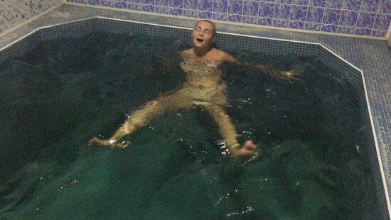 Юля плавает и сосет